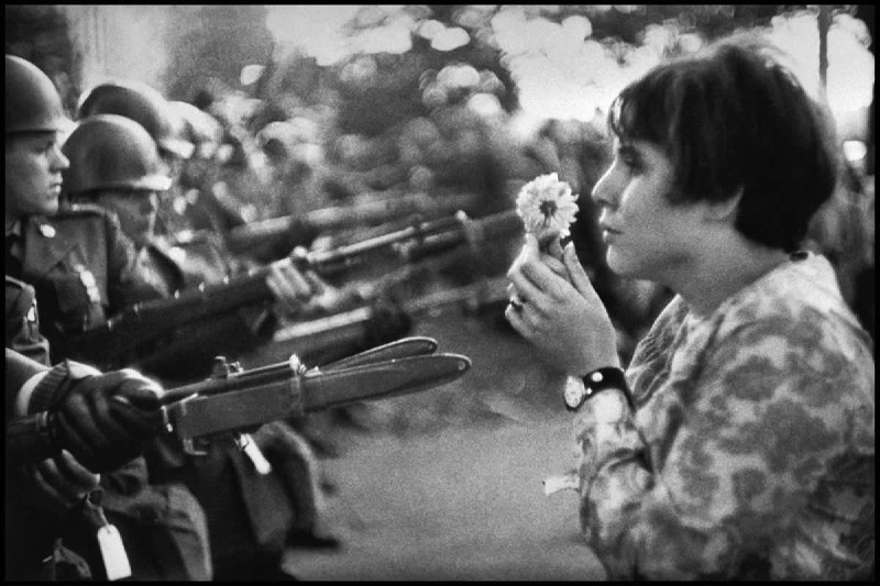 20 Powerful Photos That Froze Iconic Moments in History Forever - 121Clicks.com